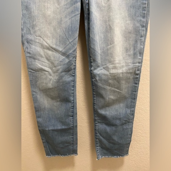 Abercrombie & Fitch Low Rise Light Wash Skinny Jean - Picture 4 of 10